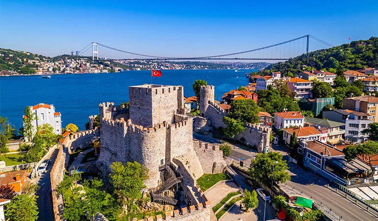 Boğaz kıyısında tarihi Anadolu Hisarı ve çevresi