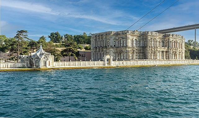 İstanbul Boğazı kıyısında Beylerbeyi Sarayı dış cephe manzarası