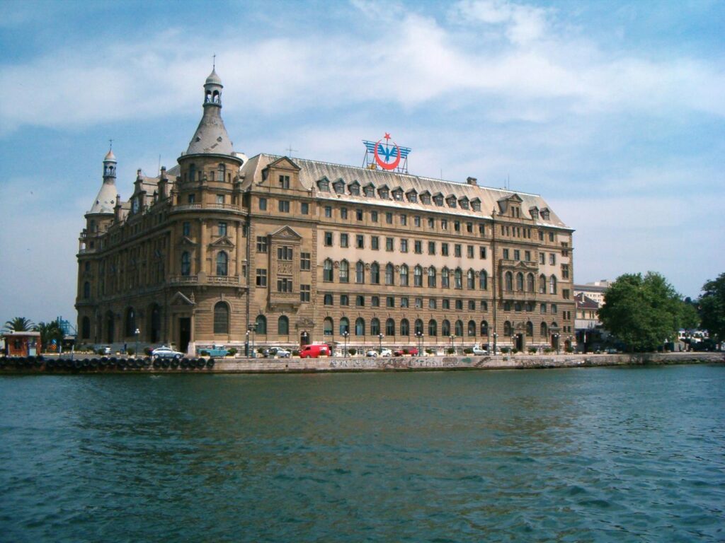 İstanbul Haydarpaşa Garı tarihi bina dış cephesi