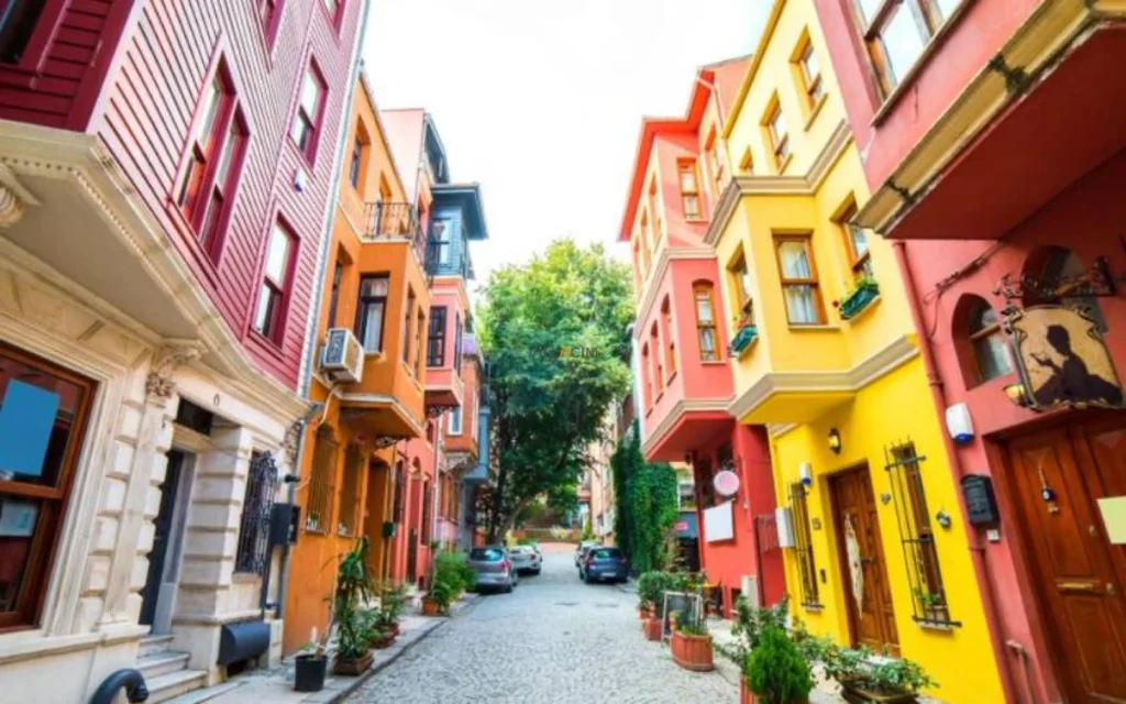 Renkli tarihi evleriyle İstanbul Kuzguncuk semti