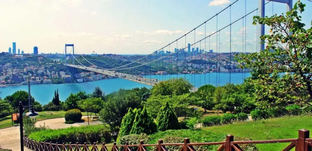 Boğaz manzaralı Otağtepe Parkı'ndan İstanbul panoraması