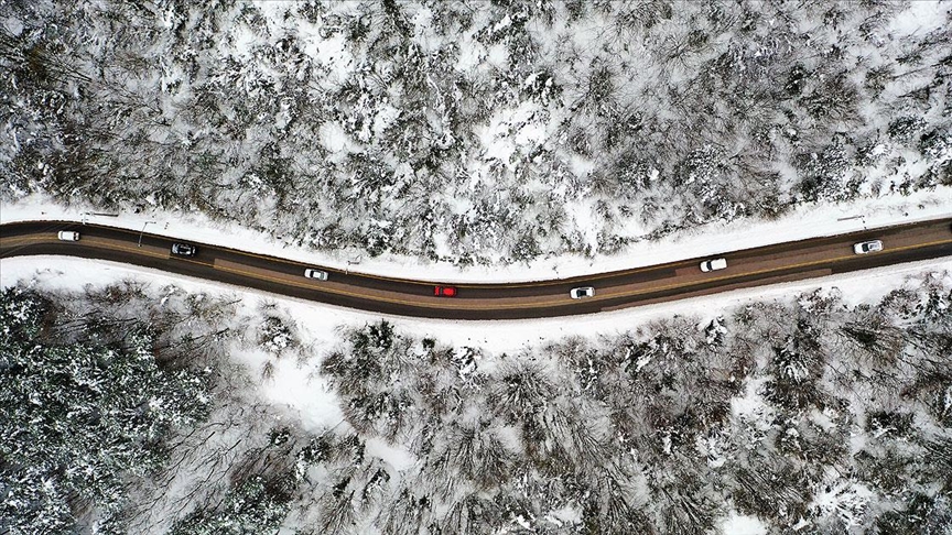 Kartepe Yolu – Doğayla İç İçe Kış Yolculuğu Kartepe'ye uzanan karla kaplı orman yolu